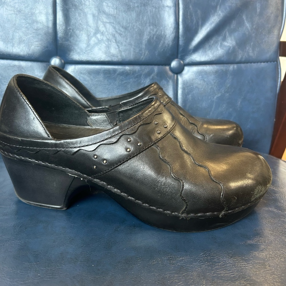 Dansko Black Embossed Clog Size 40 - image 1